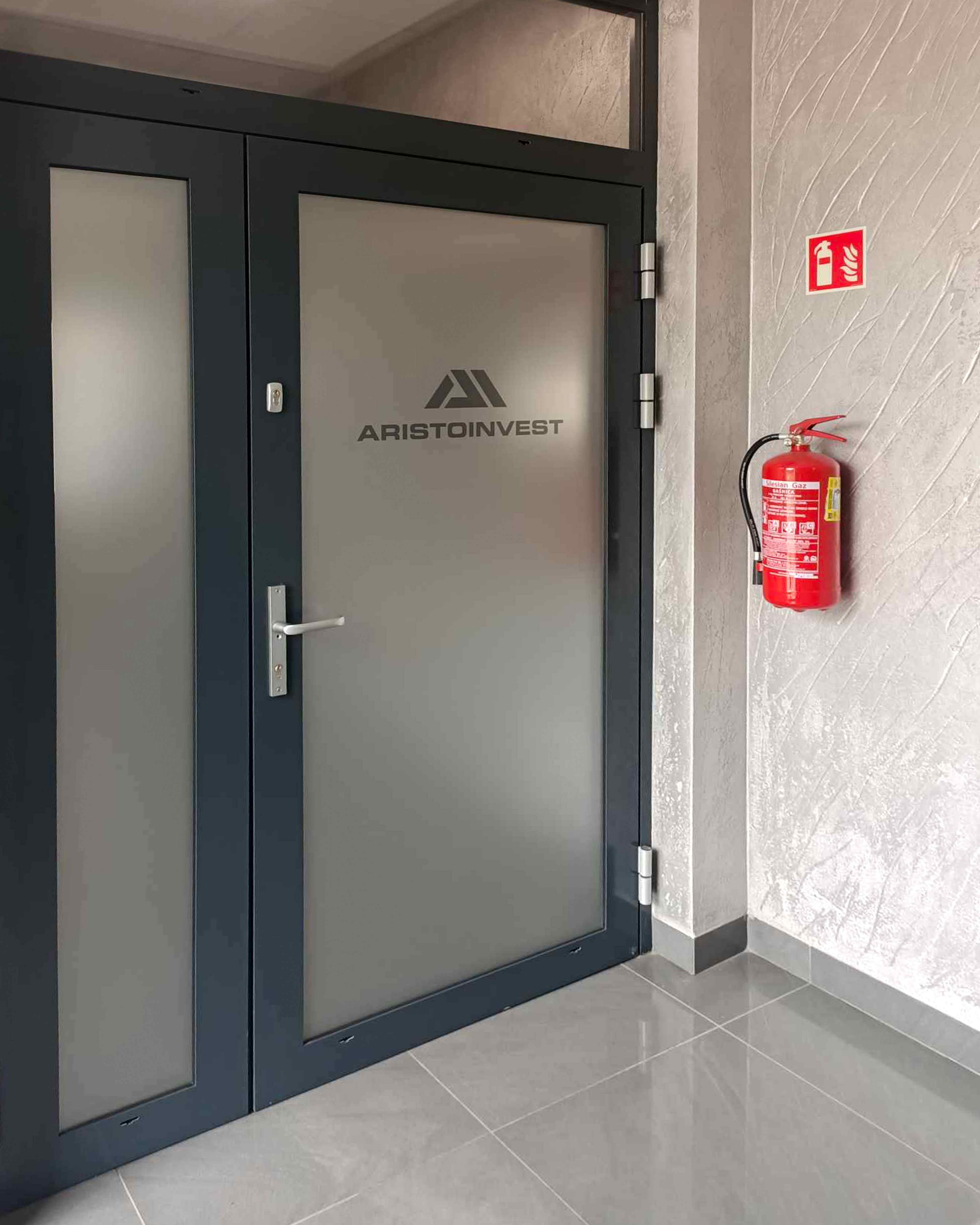 grafika na witrynie folia